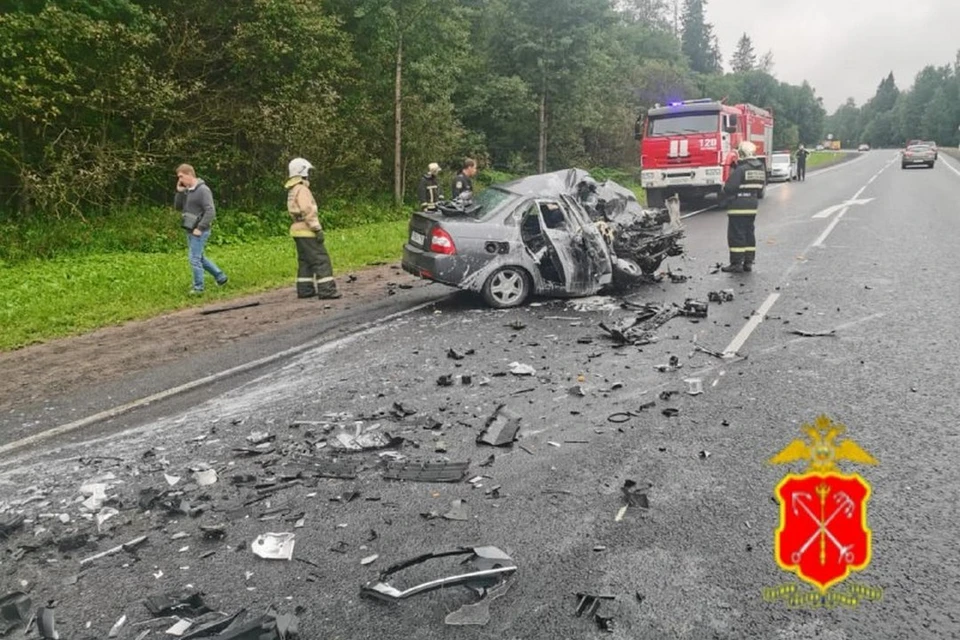 Микроавтобус влетел в легковушку на трассе «Нарва» в Ленобласти. Фото: ГУ МВД России по Петербургу и Ленобласти