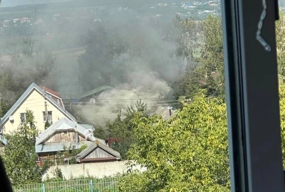 В тульском Мясново на улице Чмутово загорелся частный дом