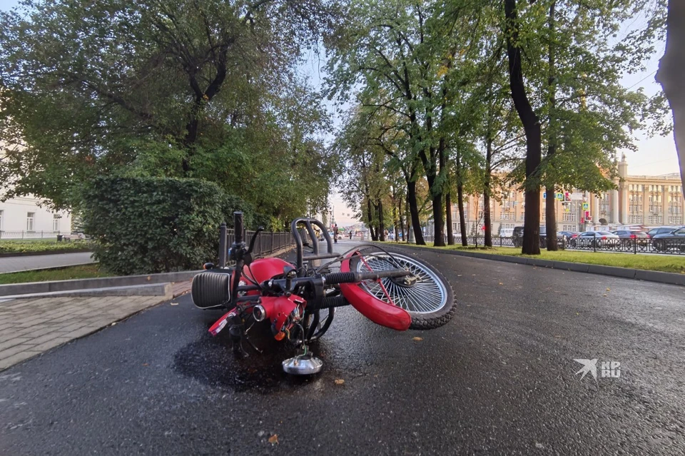 Мотоцикл мужчина так и оставил на тротуаре у здания Гимназии