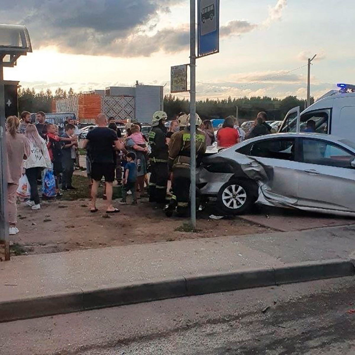 Легковушка влетела в толпу людей на остановке в Янино - KP.RU