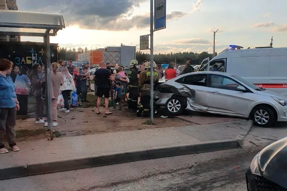 Трое детей серьезно пострадали в ДТП с легковушкой в Янино. Фото:vk.com/yanino_ads