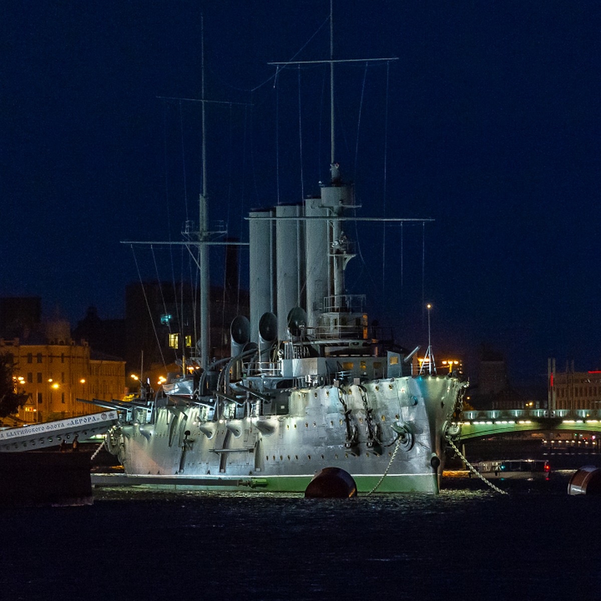 Прогулочный катер ночью врезался в крейсер «Аврора» в Петербурге - KP.RU