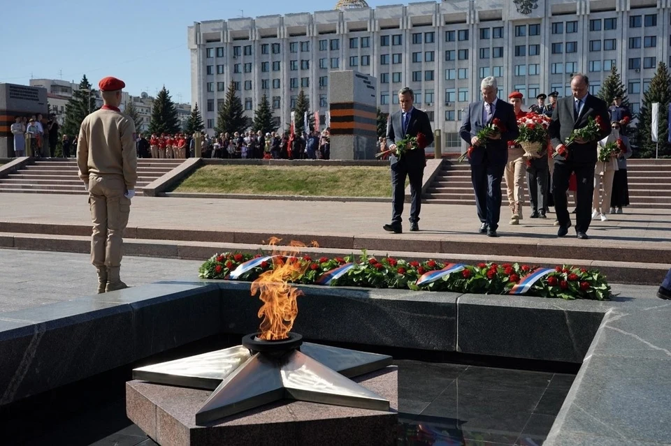 Церемония возложения цветов прошла на площади славы. Фото: Департамент информационной политики