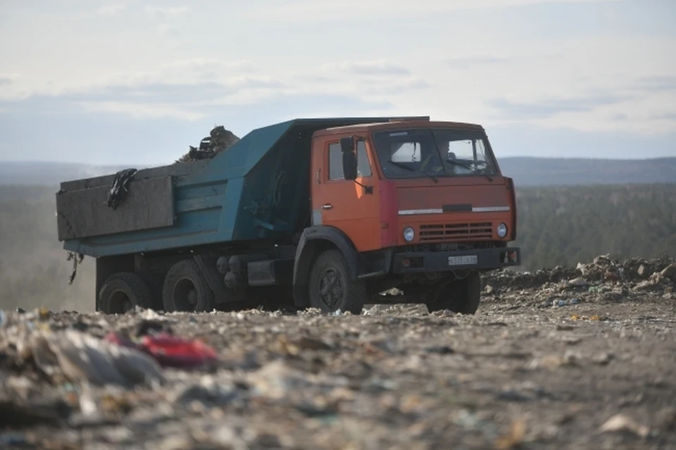 Груженый самосвал перевернулся на улице Лысогорской в Нижнем Новгороде