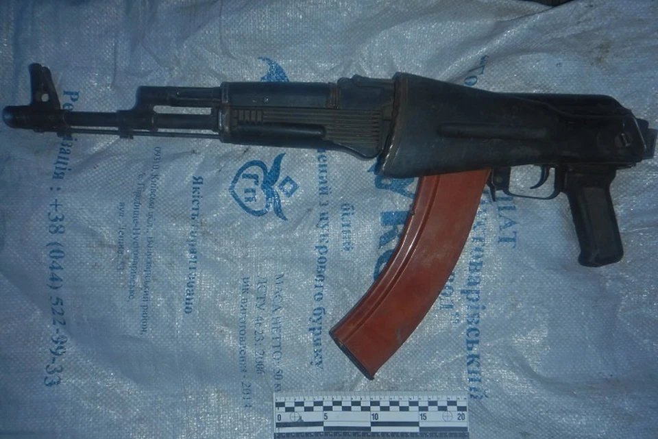 У 22-летнего жителя Ирмино полицейские изъяли автомат Калашникова и патроны к нему. Фото - МВД ЛНР
