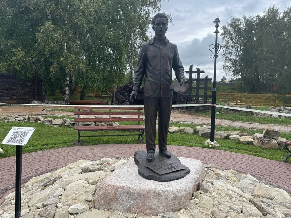 Памятник известному поэту и драматургу Усману Насыру открыли в Кузбассе.