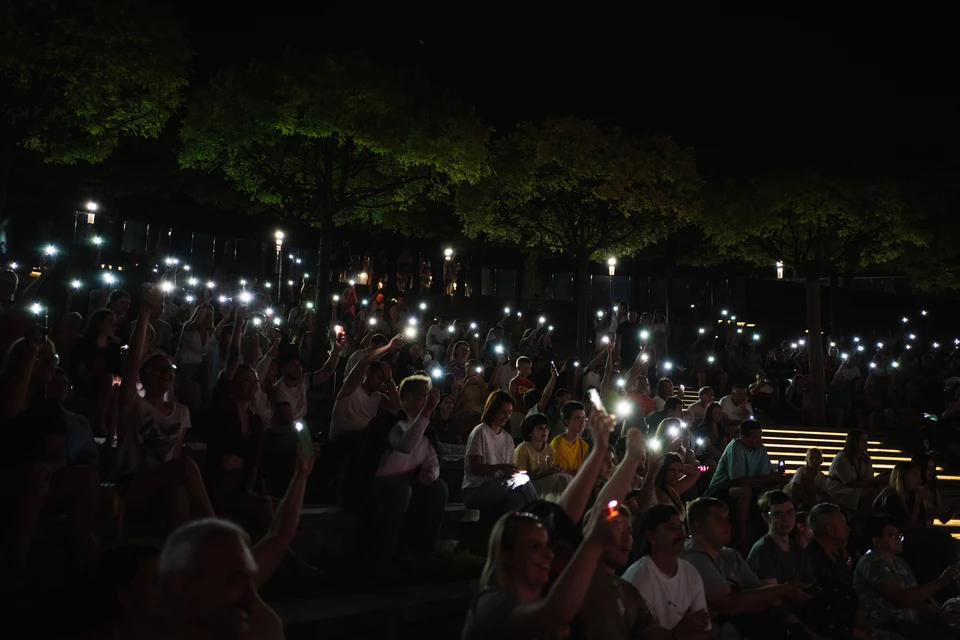 Проголосовать за фильмы зрители смогут с помощью фонариков на телефонах. ФОТО: Фестиваль уличного кино