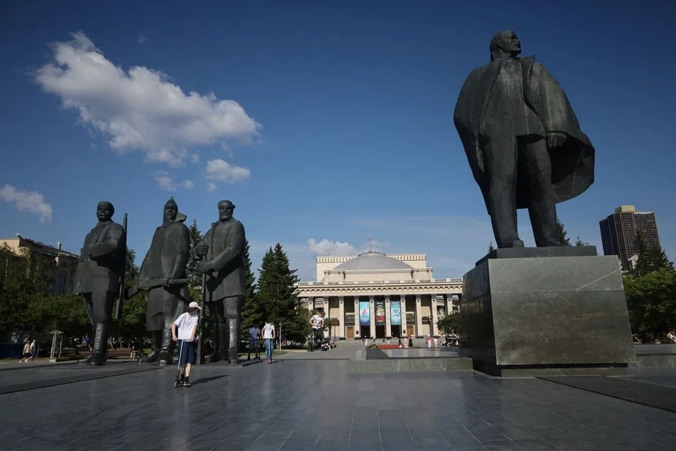 В Новосибирске устанавливают ограждения и сцену на площади Ленина.