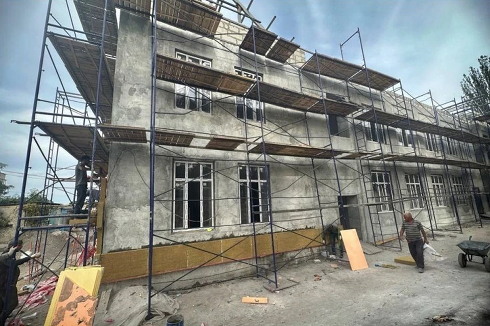 У Дома пионеров в Волновахе утепляют новый фасад. Фото: Департамент строительства и жилищной политики ЯНАО