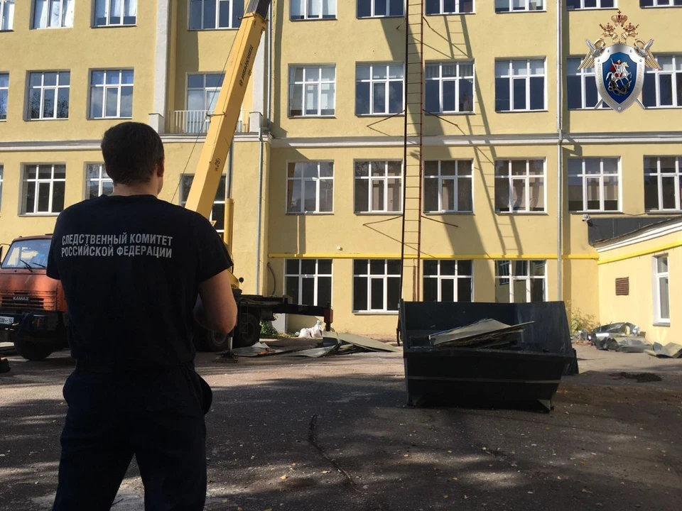 Рабочий погиб при падении с крыши нижегородской школы. Фото: пресс-служба СУ СКР по Нижегородской области.