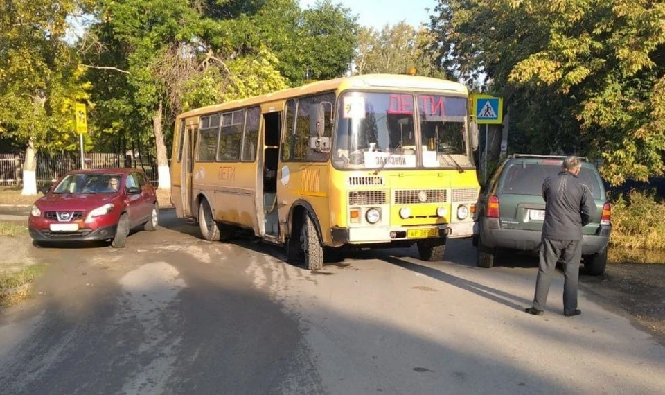 В Ульяновске на улице Ватутина столкнулись школьный автобус и иномарка | ФОТО: телеграм-канал Ульяновские новости