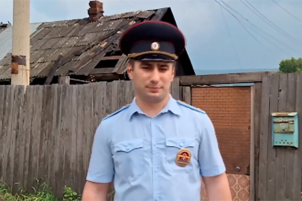Участковый спас из горящего дома слепую пенсионерку.