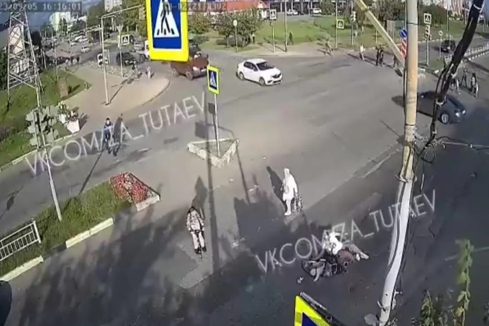 В Тутаеве женщина с детской коляской упала на пешеходном переходе. ФОТО: группа "За Тутаев" ВКонтакте