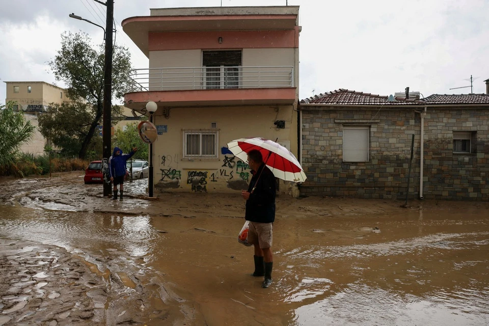 Грецию накрыли ливни и и началось наводнение.