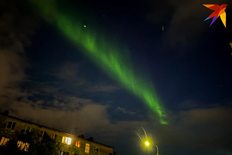 С начала сентября жителей Мурманска каждую ночь ждет бесплатное шоу - в небе над городом играет северное сияние.