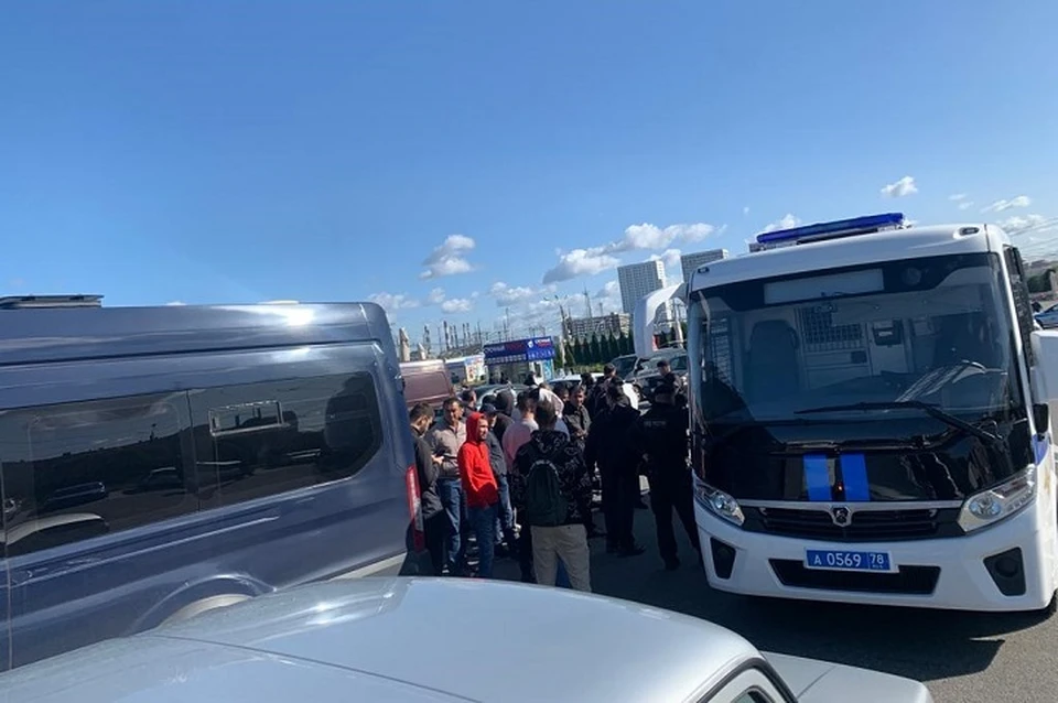 Полицейские провели рейд на вещевом рынке. Фото: ГУ МВД России по СПб и ЛО