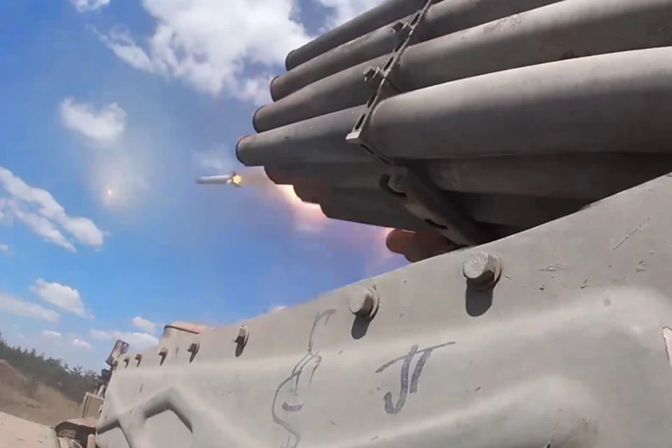 Российские подразделения отражают атаки противника во взаимодействии с авиацией и артиллерией. Фото: скриншот видео МО РФ