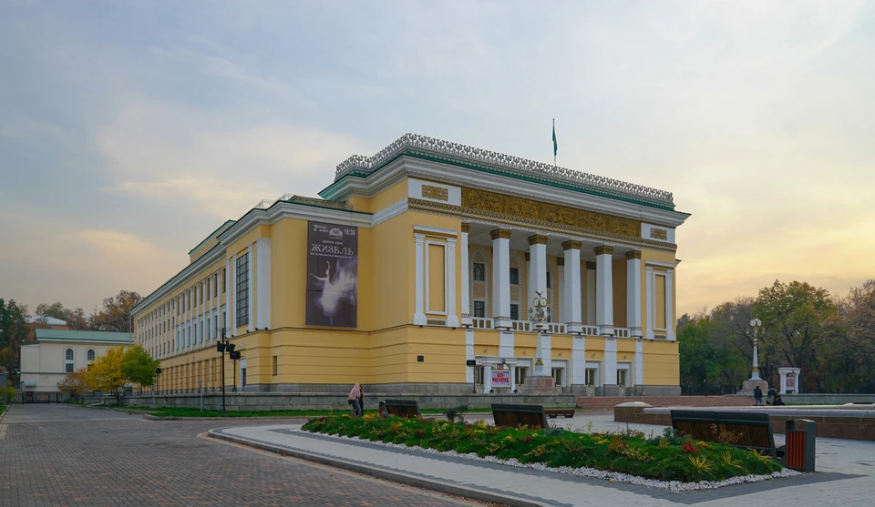 Государственного академического театра оперы и. Академический театр оперы и балета им Абая. Г Алма Ата театр им Абая. Оперный театр Алматы. Алматы государственный Академический театр оперы и балета.