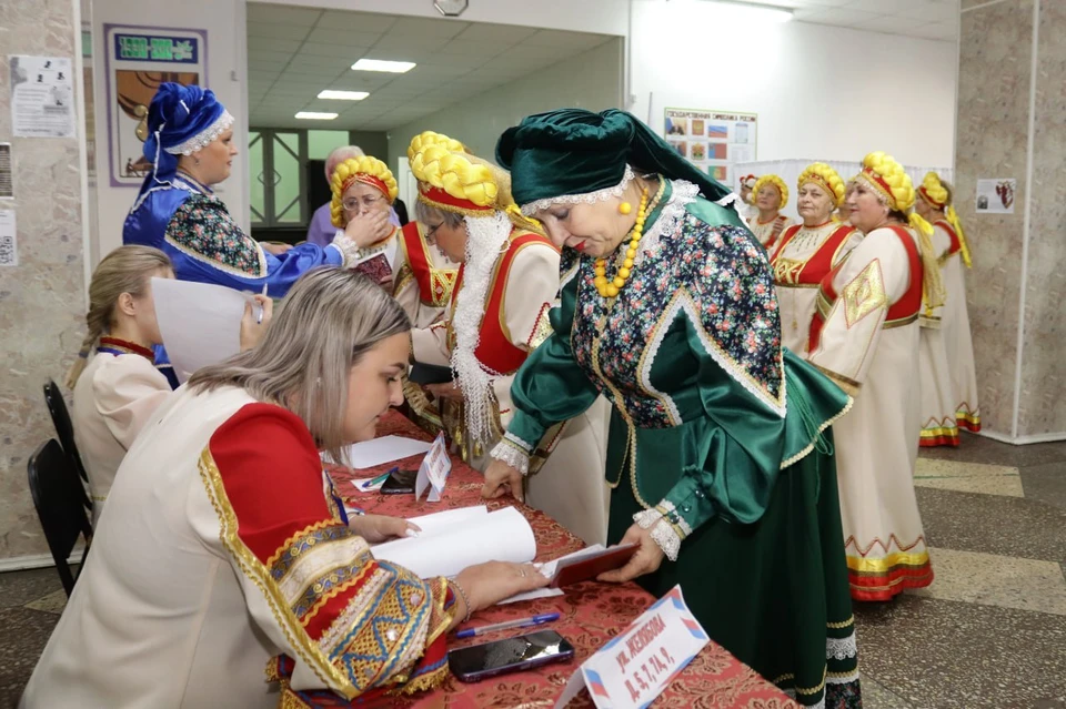 Избирателей Кузбасс на выборах встречают в национальных костюмах