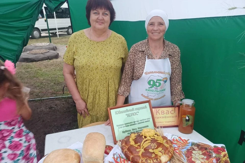 Нина Мироновна (справа) ставит квас по старинному рецепту. Фото: личный архив героини публикации