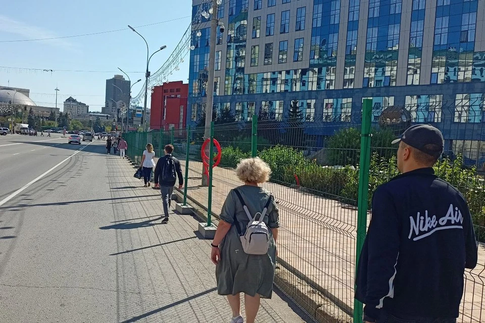 В Новосибирске пешеходов лишили тротуара из-за строительства сквера. Фото: Дмитрий Тростников / atas.info