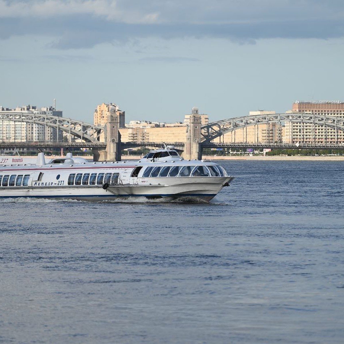 На работу – теплоходом: В Петербурге запустили первый водный общественный  маршрут - KP.RU