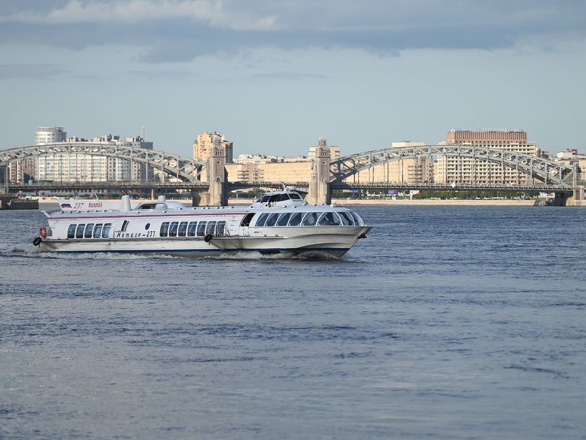 На работу – теплоходом: В Петербурге запустили первый водный общественный  маршрут - KP.RU