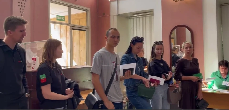 Жители Запорожской области активно посещают участки в Единый день голосования. Фото: кадр из видео За!ТВ