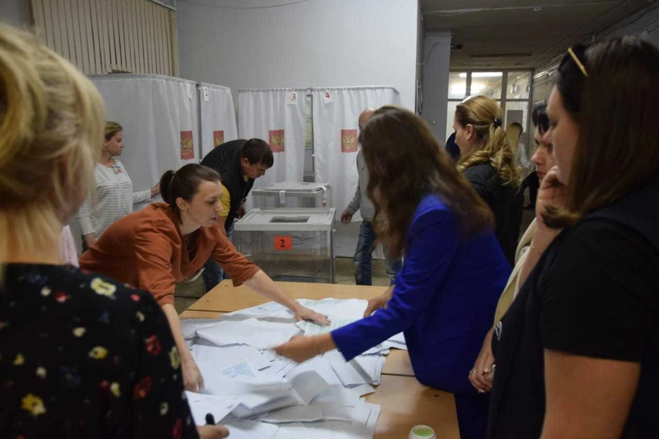 На избирательных участках начался подсчет голосов.