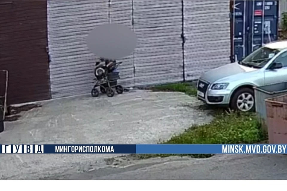 Минчанин на детской коляске воровал запчасти с СТО. Фото: стоп-кадр | видео ГУВД Мингориспоклома.