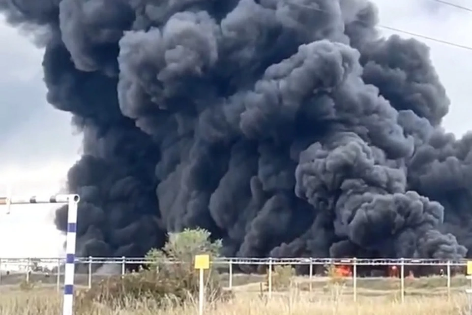 Пожар возник в промзоне города Салавата // фото: кадр видео из соцсетей