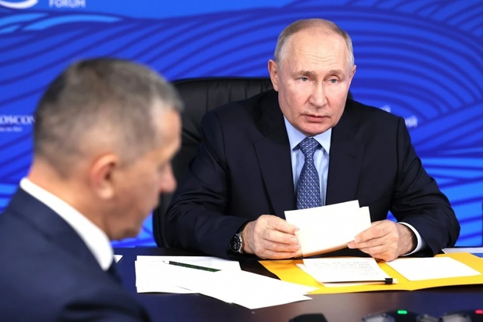 Документ представили президенту в ходе ВЭФ-2023. Фото: Kremlin.ru
