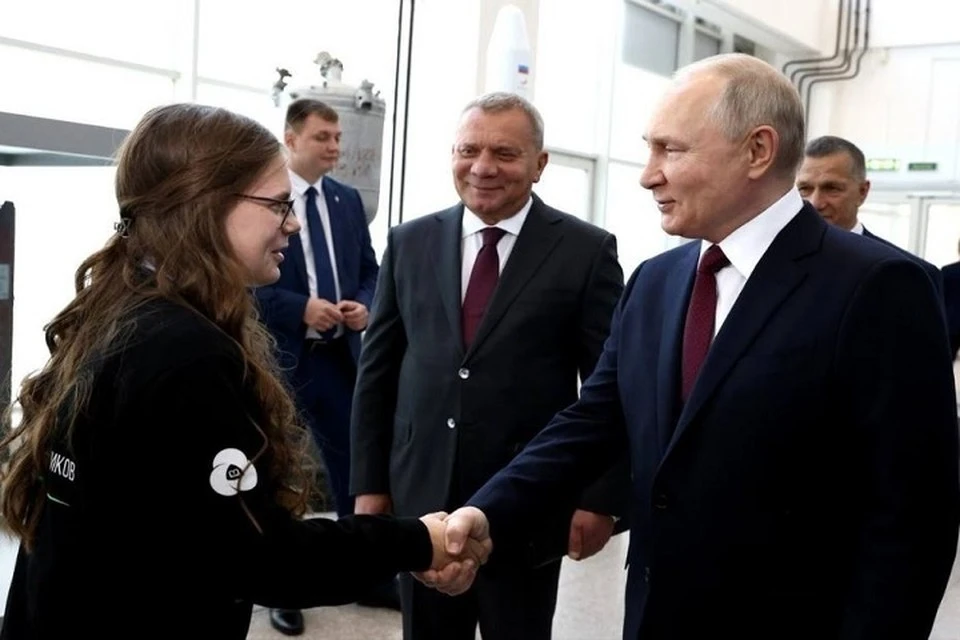 Президент исполнил мечту школьницы и пригласил на космодром. Фото: телеграм-канал Алексея Логвиненко