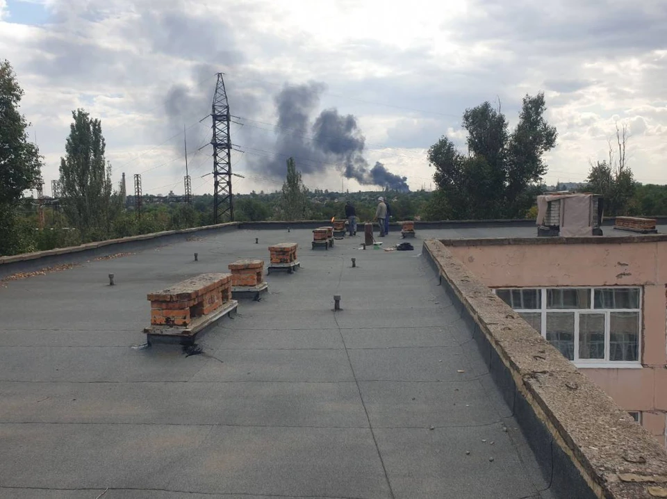 Школу в Токмаке вновь восстанавливают после обстрела. Фото - телеграм-канал Олега Мельниченко