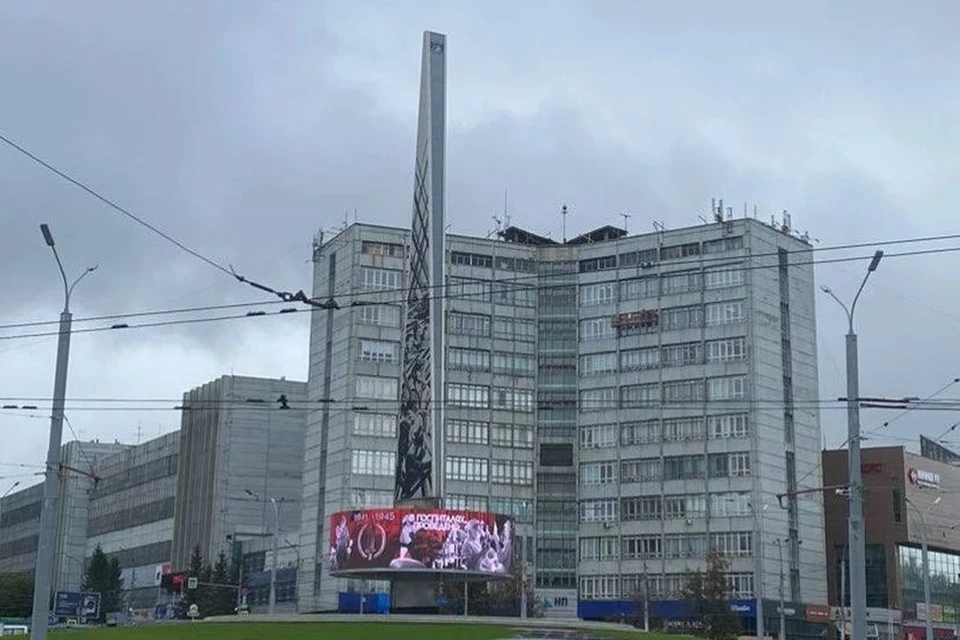 Административное здание завода расположено на площади Калинина. Фото: Baranovmovie