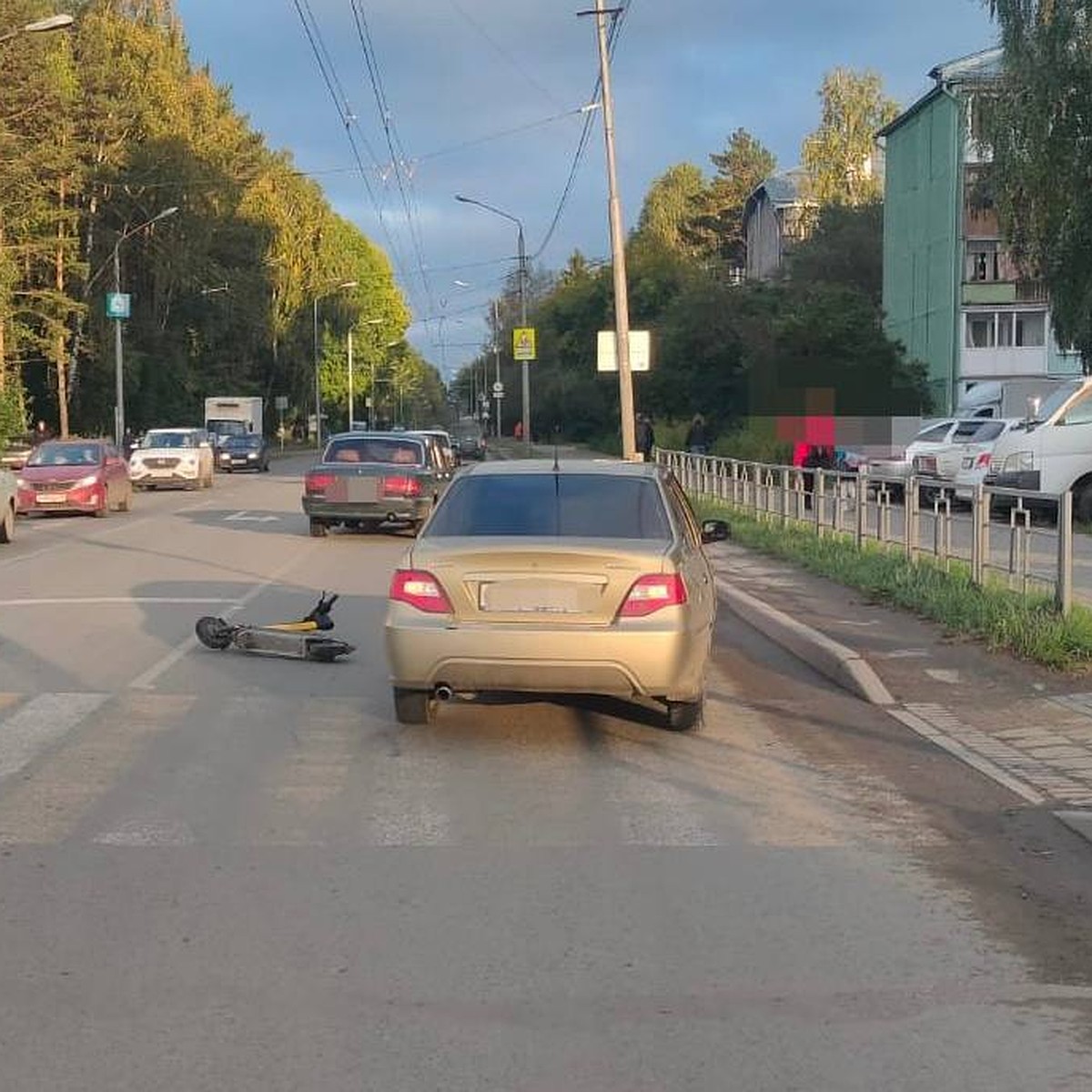 В Томске на пешеходном переходе автомобиль сбил девушку на электросамокате  - KP.RU