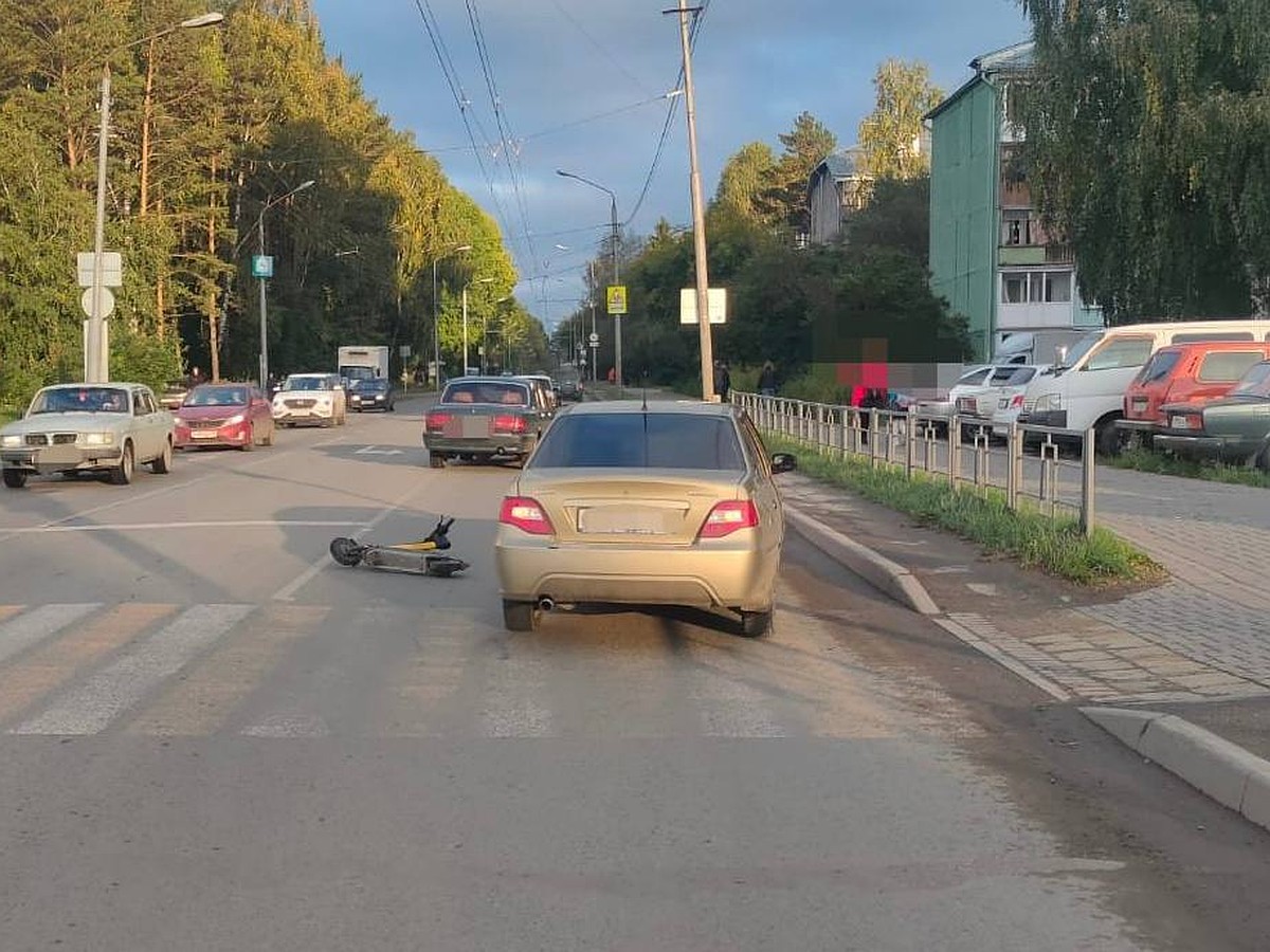 В Томске на пешеходном переходе автомобиль сбил девушку на электросамокате  - KP.RU