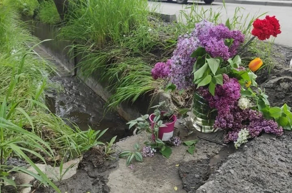 После трагедии к месту гибели учительницы ростовчане несли цветы.
