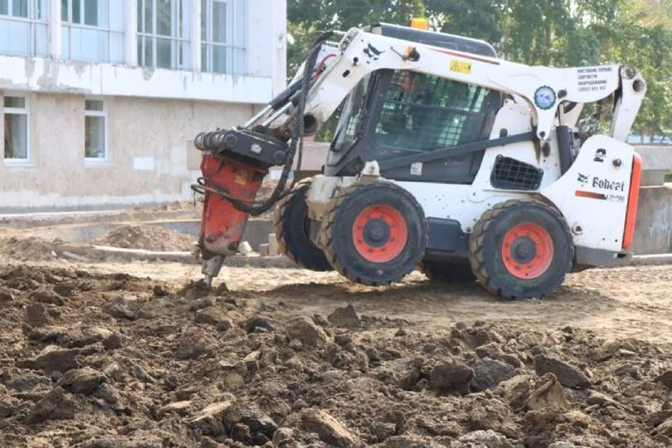 В Братске ведется благоустройство площади перед ТКЦ «Братск-АРТ». Фото: администрация Братска