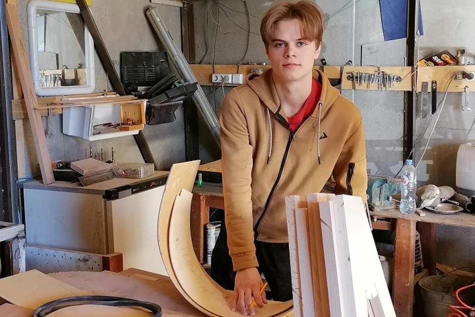 19-летний Савелий Смирнов получил грант в 500 тысяч рублей на развитие мебельного производства.