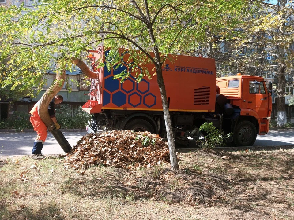Уборка листвы – это одна из основных задач на ближайшее время для отдела саночистки «МБУ Город». Фото: телеграм-канал администрации Симферополя