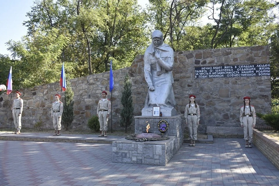 Жители Перевальска почтили память студентки колледжа, погибшей при обстреле со стороны ВСУ. Фото - администрация Перевальского района