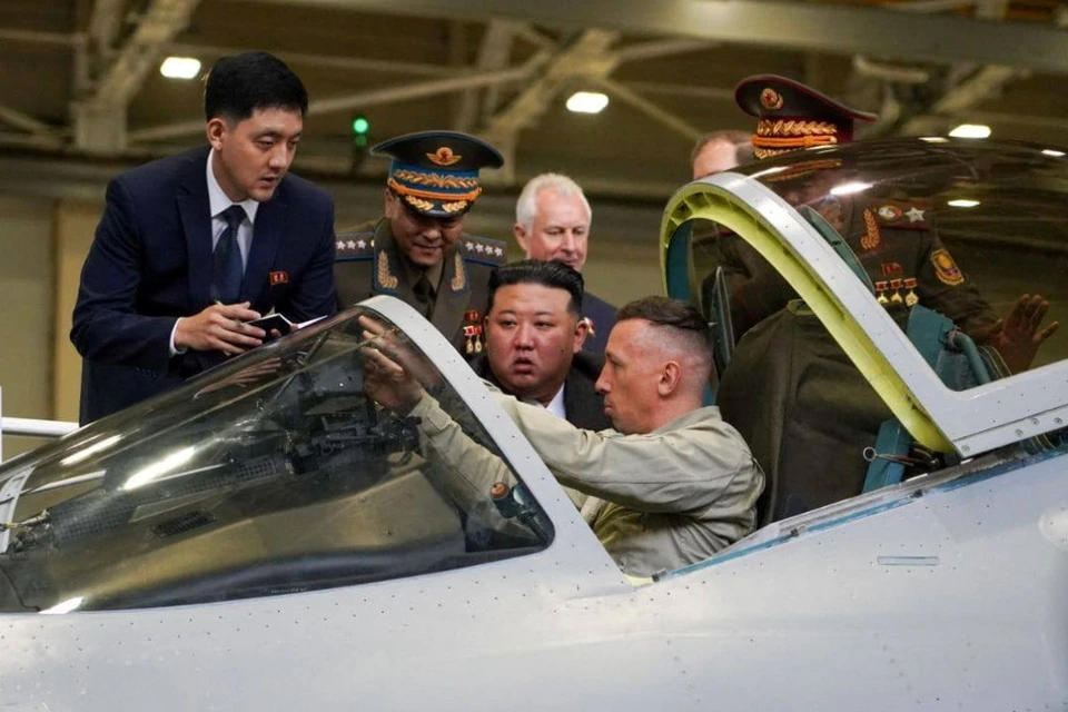 Лидер КНДР Ким Чен Ын на авиазаводе в Хабаровском крае