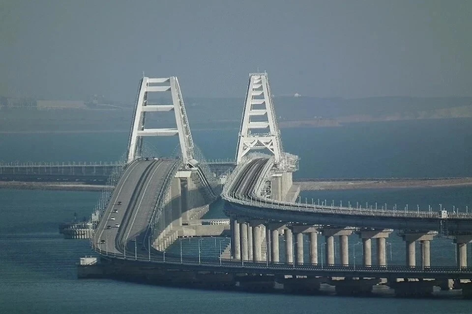 Крымский мост перекрыли для машин
