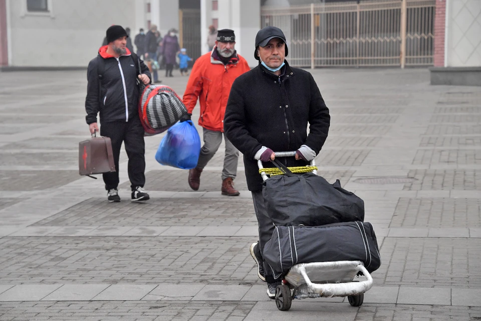 Трудовые мигранты из Средней Азии все чаще подумывают об отъезде из России.
