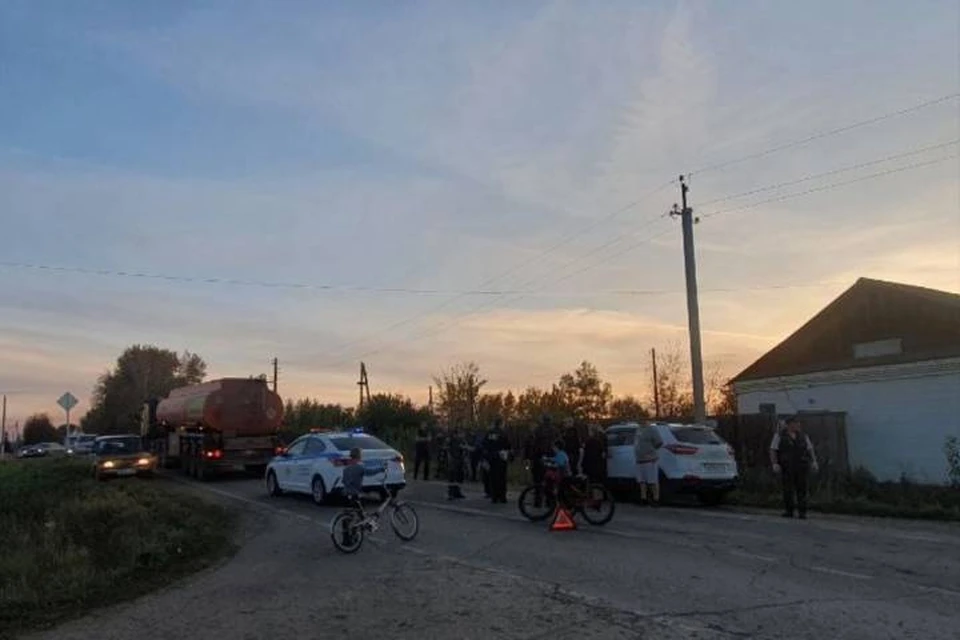За рулем была 11-летняя девочка, а пассажиром - 14-летняя: в Иркутской области дети на мотоцикле устроили ДТП с бензовозом