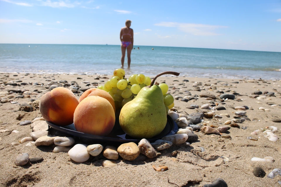 В Крыму осенью теплое море и вкусные фрукты.