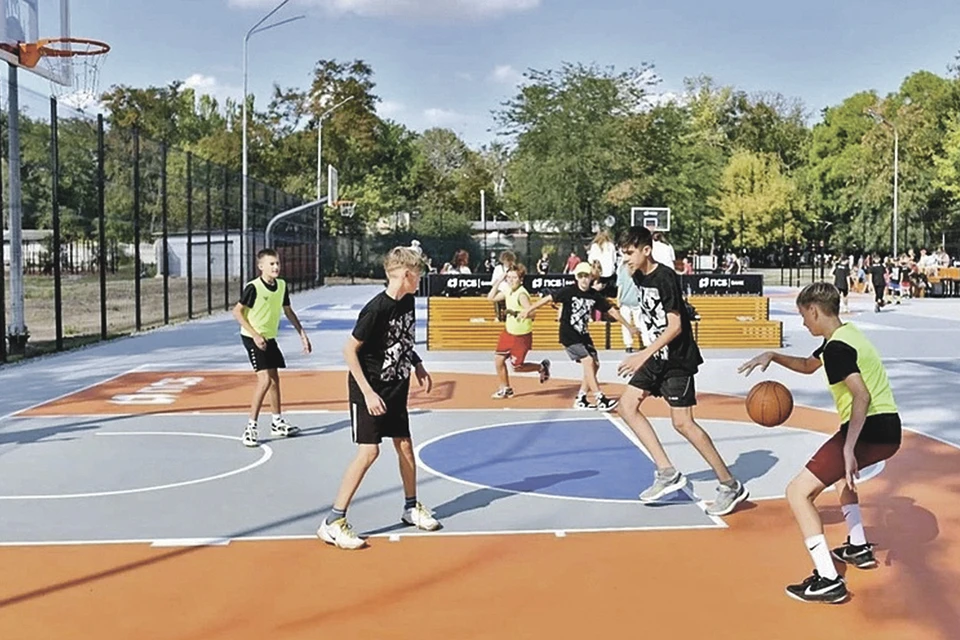 В день открытия Центра уличного баскетбола в Луганске провели открытый турнир между молодежными командами республики. Фото: Правительство ЛНР