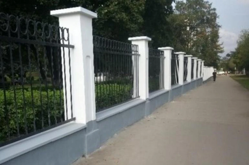 В Рязани около Дворца детского творчества отремонтировали ограду.