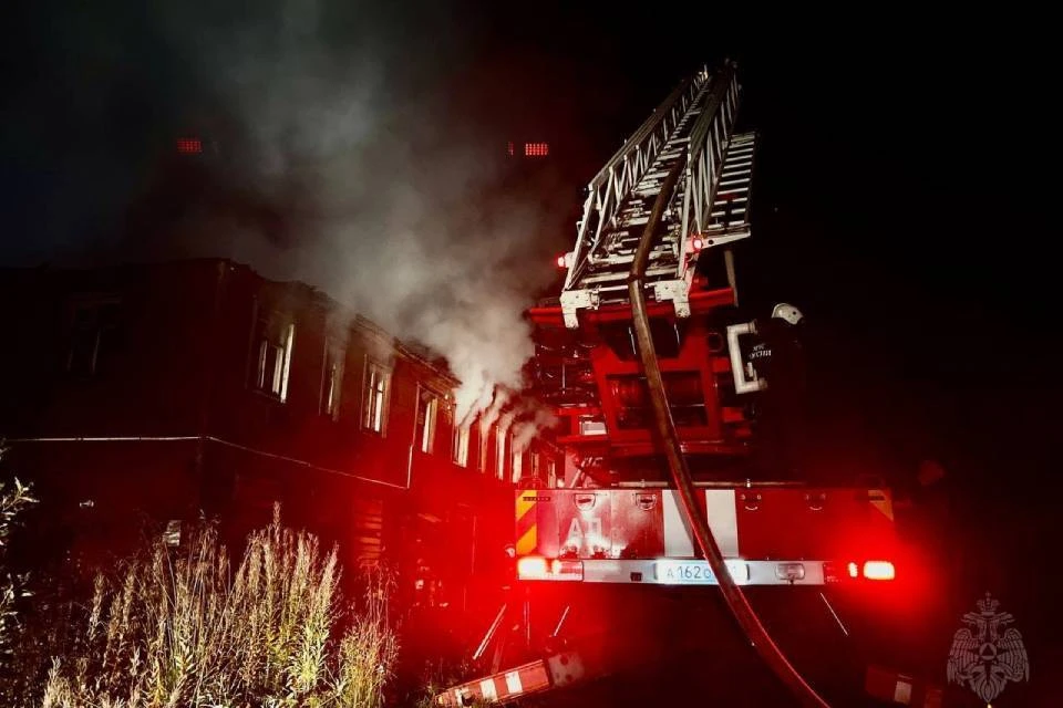 Пожар на улице Куйбышева в Мурманске почти уничтожил нежилой дом. Фото: МЧС по Мурманской области